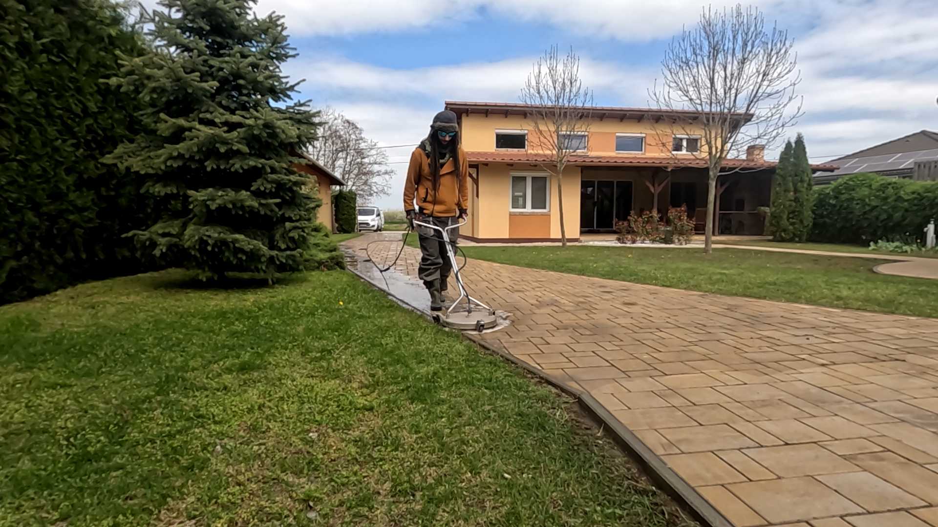 Térkőtisztítás munka közben